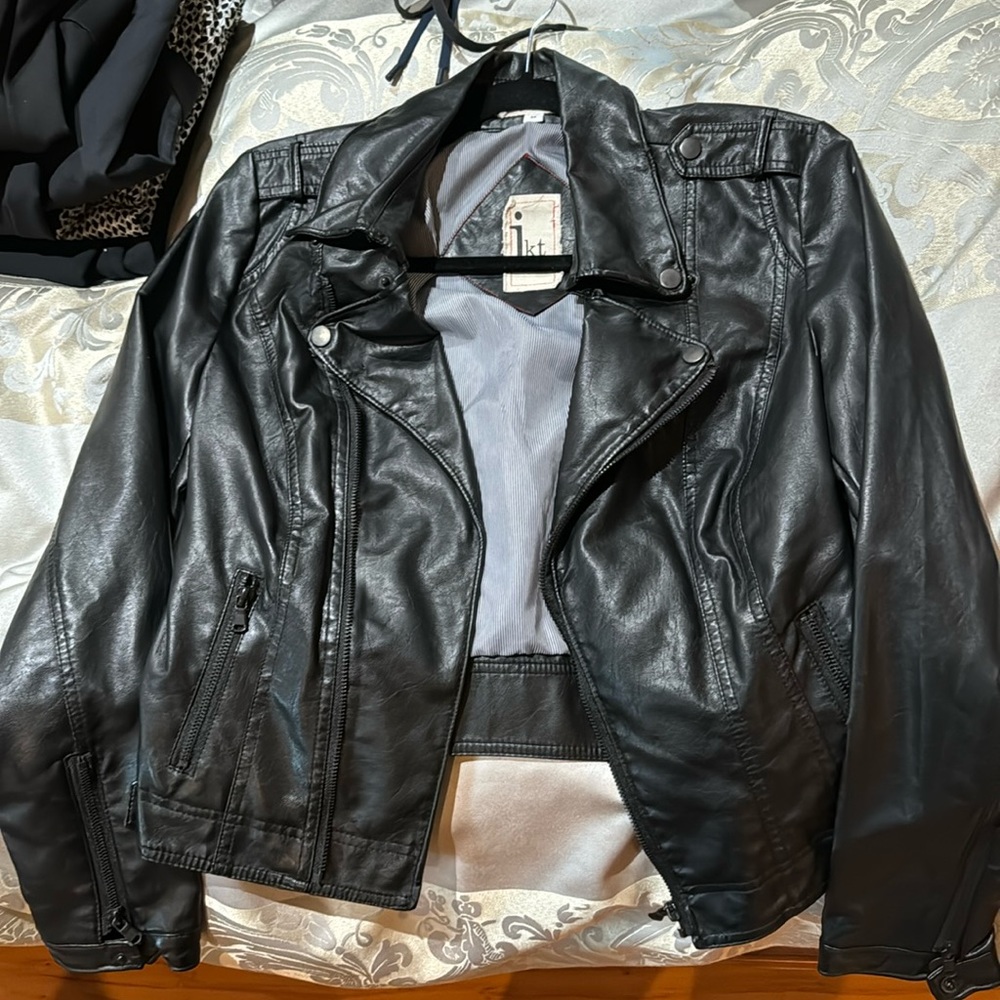 Sporty Leather jacket with plaid detailing inside.